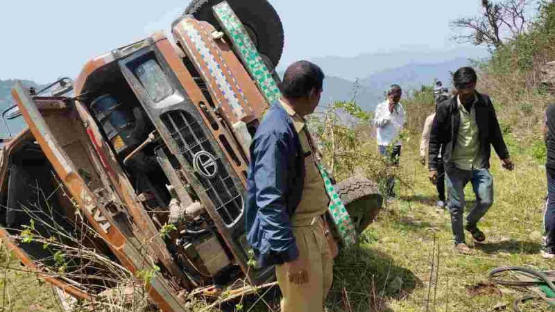 ट्रक दुर्घटना में तीन घायल