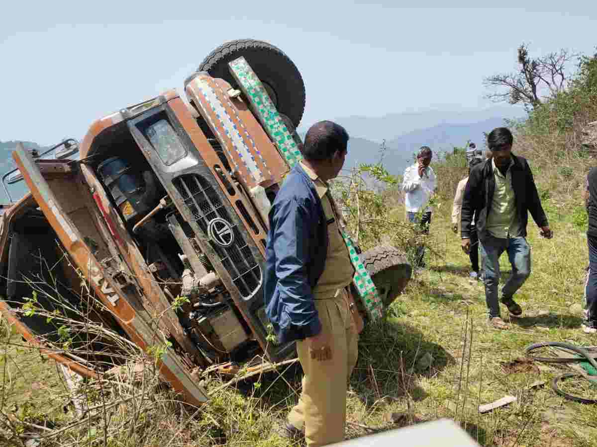 ट्रक दुर्घटना में तीन घायल