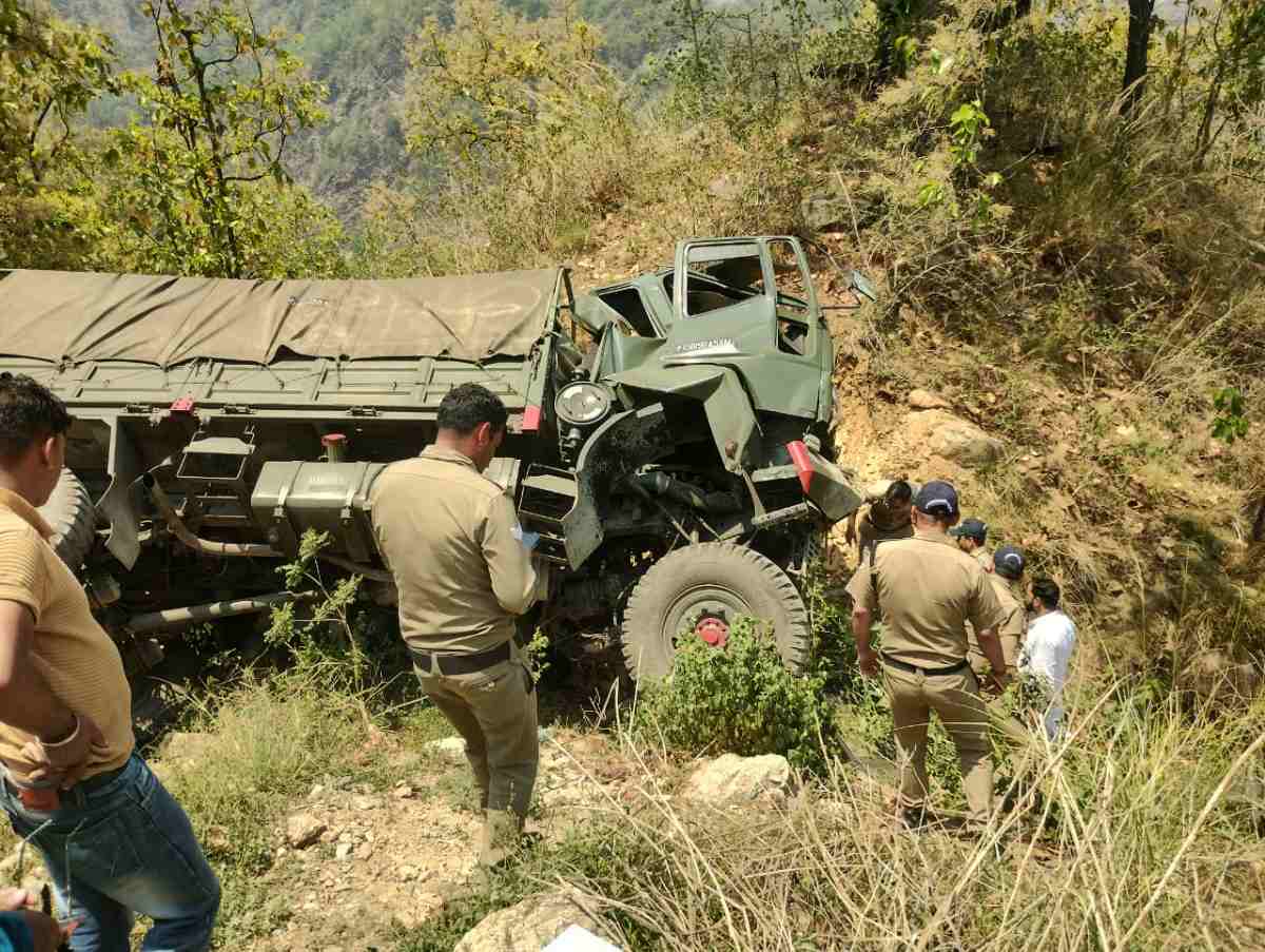 सेना का ट्रक पलटा, एक जवान की मौत दूसरा घायल 