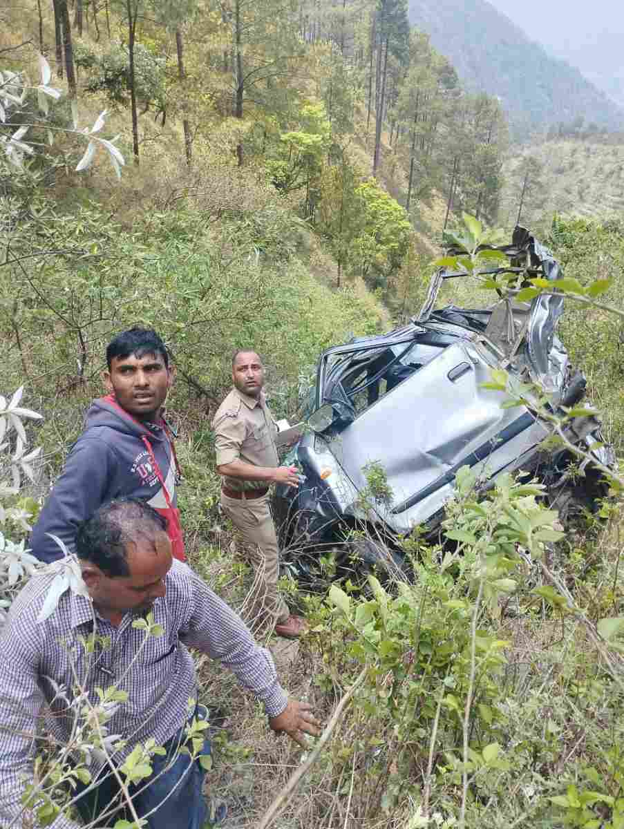 हादसा: दिल्ली जा रहे पति पत्नी की कार खाई में गिरी, दोनों की मौत