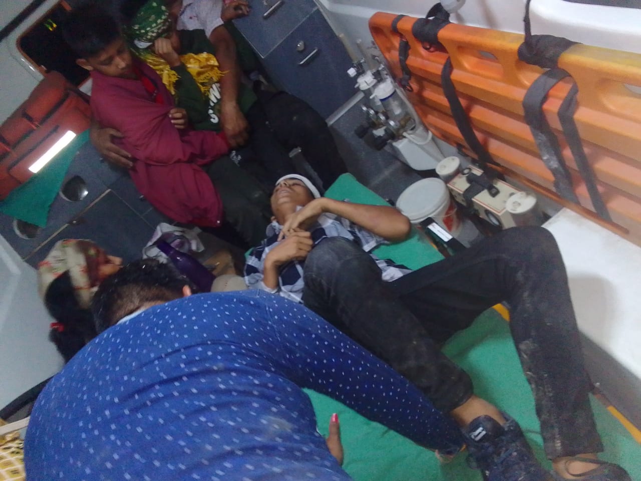 गुजराडा, रानीपोखरी मार्ग पर ग्राम डौर के पास मोड़ पर वाहन दुर्घटना