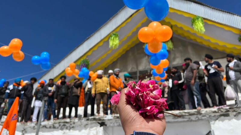 विधिवत अरदास के साथ श्रद्धालुओं के लिये खुले गुरुद्वारा श्री हेमकुंड साहिब के कपाट