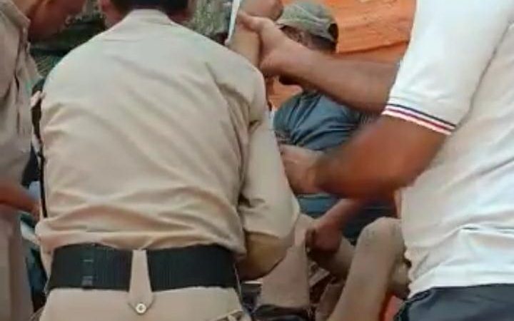 देवदूत बने पुलिस जवान ने नदी की तेज धारा में बहते व्यक्ति को बचाया