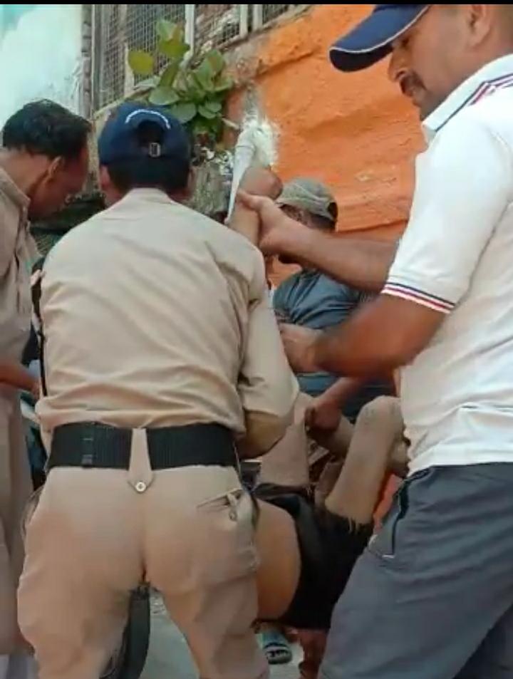 देवदूत बने पुलिस जवान ने नदी की तेज धारा में बहते व्यक्ति को बचाया