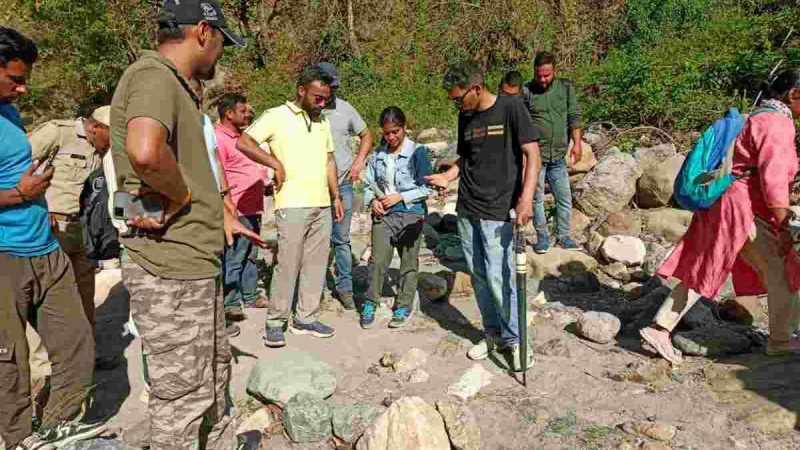 रवासन नदी से होकर जाने वाले 22 किलोमीटर के इस पैदल रास्ते पर वन्य जीवों से खुद को बचते-बचाते लालढाग पंहुचना चुनौतीपूर्ण या   उपलब्धि  से कम नहीं-डीएम आशीष चौहान