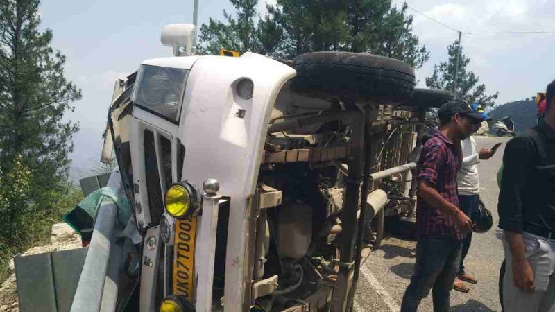 यात्री वाहन पल्टा, 4 घायल