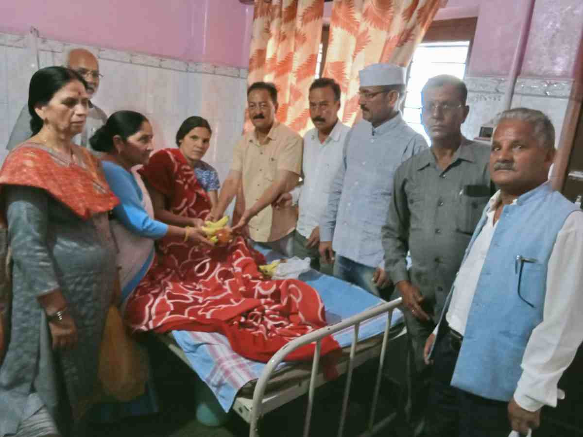राहुल के जन्मदिन पर मरीजों को बांटे फल