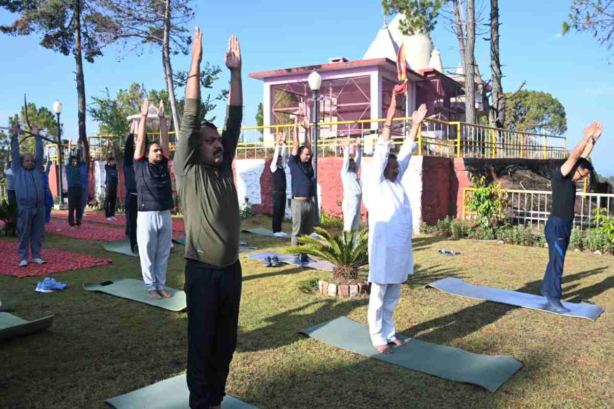 विधायक किशोर  उपाध्याय एवं डीम डॉ. सौरभ गहरवार की उपस्थिति में आयोजित किया गया योगाभ्यास कार्यक्रम