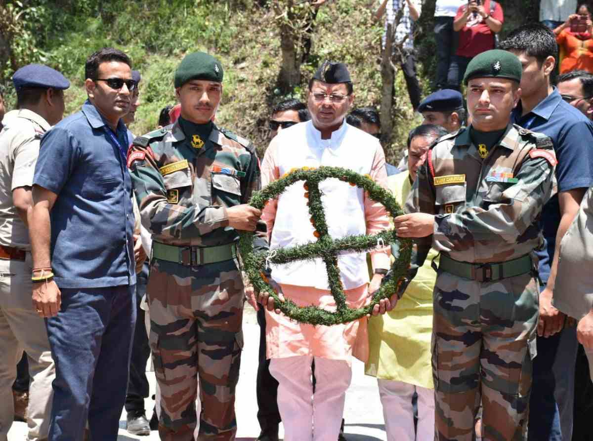 सीएम ने अशोक चक्र विजेता शहीद भवानी दत्त जोशी की स्मृति में आयोजित शौर्य महोत्सव का दीप प्रज्ज्वलित कर किया शुभारम्भ