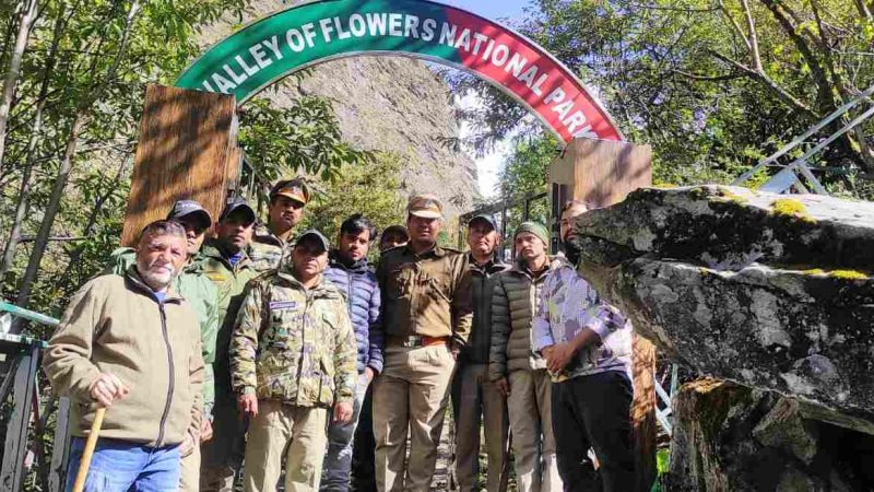 पर्यटकों ने किये फूलों की घाटी के दीदार