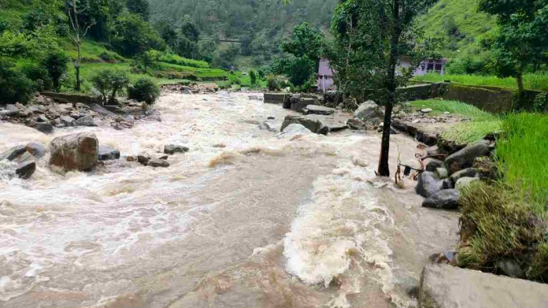 यहां मूसलाधार बारिश ने मचाई तबाही, फसल, घराट सब नष्ट