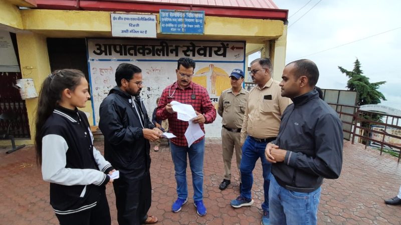 बेहत्तर स्वास्थ्य व्यवस्थाएं मुहैया कराने को लेकर जिलाधिकारी मयूर दीक्षित ने किया जिला चिकित्सालय, नई टिहरी का निरीक्षण