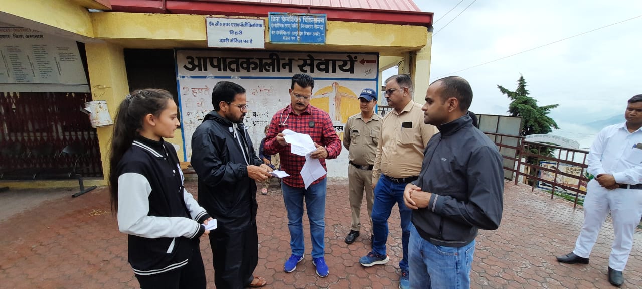 बेहत्तर स्वास्थ्य व्यवस्थाएं मुहैया कराने को लेकर जिलाधिकारी मयूर दीक्षित ने किया जिला चिकित्सालय, नई टिहरी का निरीक्षण