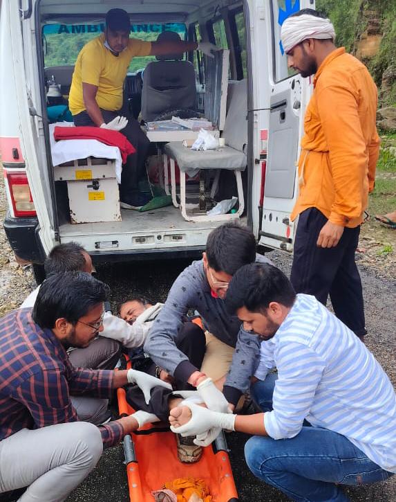 9 सदस्यीय कांवड़ पैदल यात्री दल का एक यात्री घायल, राजस्व टीम ने रेस्क्यू पर पहुंचाया अस्पताल