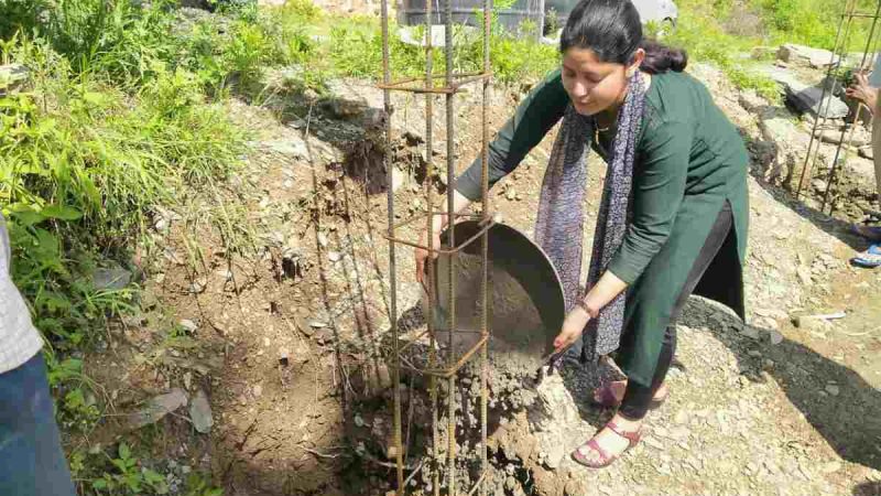 शहीद की पत्नी के करकमलों से हुआ शहीद द्वार का शिलान्यास