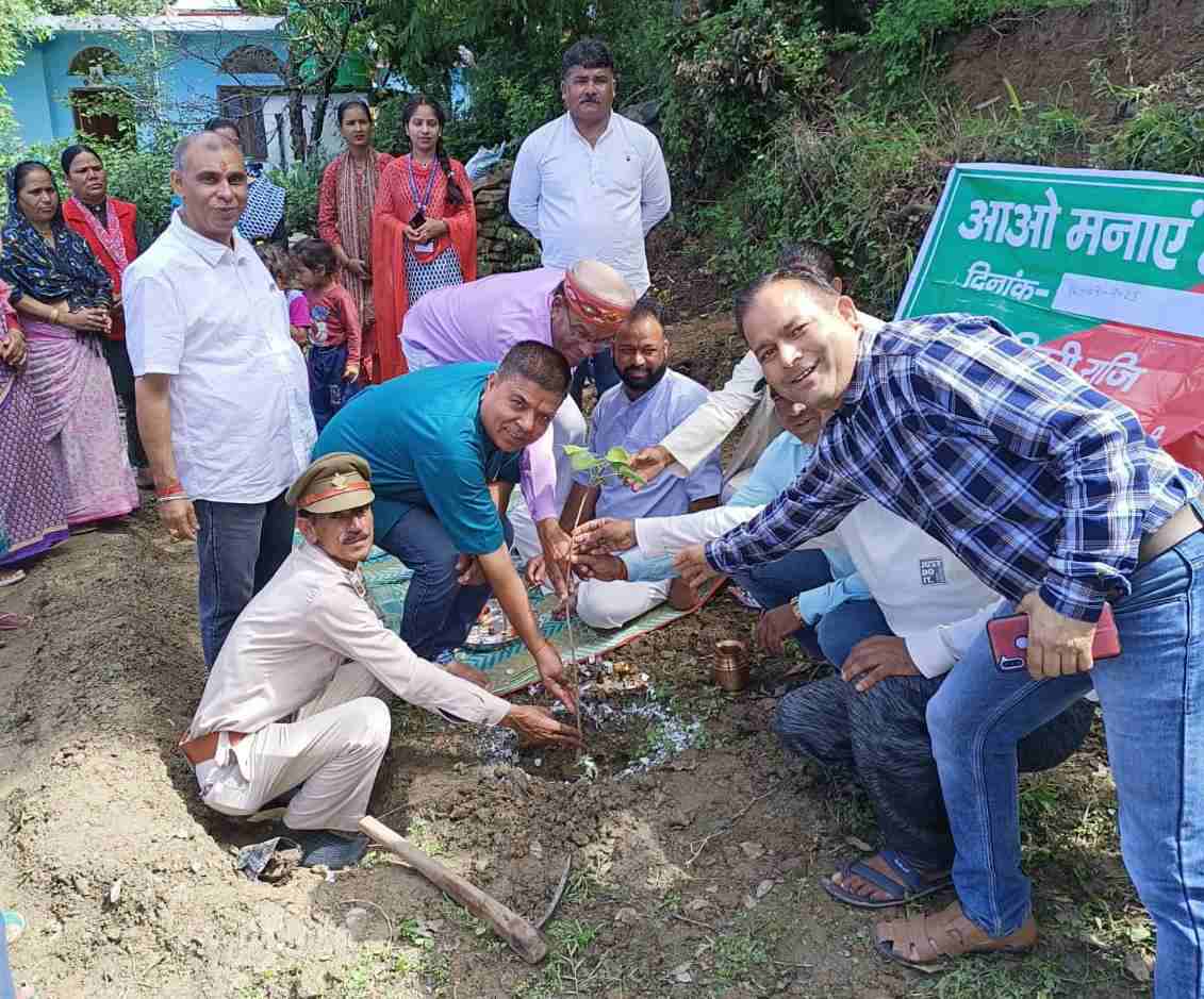 हरेला पर्व पर किया पौधारोपण