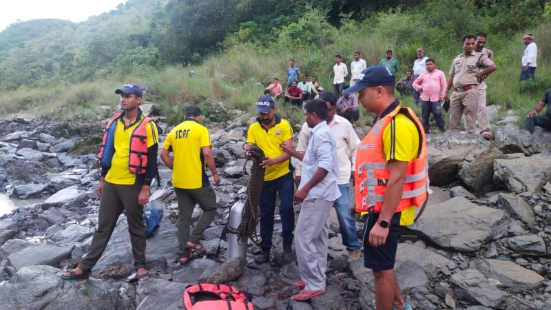 भागीरथी नदी के तेज बहाव में बही छात्रा, सर्चिंग जारी