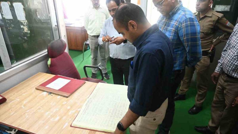 डीएम ने औचक निरीक्षण में पौने 5 बजे ही लोनिवि के कई कर्मचारी पाए नदारद, कुछ बिना बताए गए छुट्टी, सबका सपष्टीकरण किया तलब