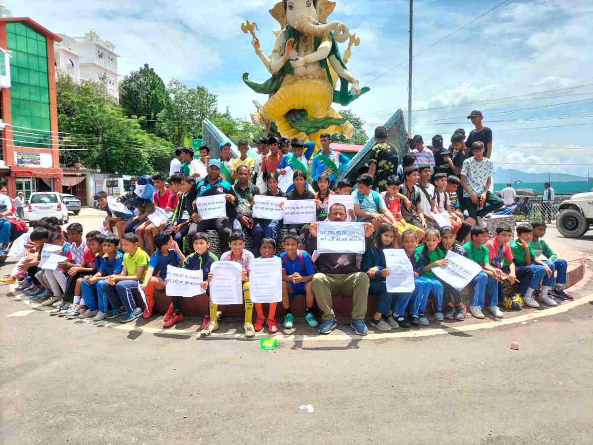 फुटबाल, क्रिकेट एवं सॉफ्टबाल के खिलाड़ियों ने मतदाता जागरूकता अभियान के तहत निकाली रैली