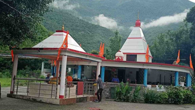 कोटेश्वर महादेव मंदिर में पूजा अर्चना करने से होती है मनोकामना पूरी