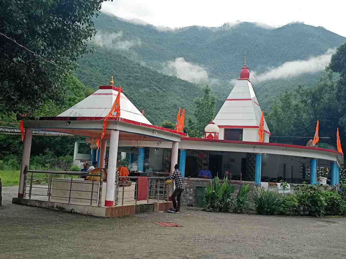 कोटेश्वर महादेव मंदिर में पूजा अर्चना करने से होती है मनोकामना पूरी