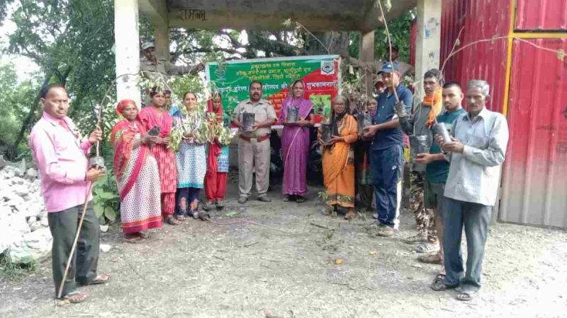 पानी के मूल श्रोतो के संरक्षण व सुदृढ़ीकरण के लिए किया वृक्षारोपण