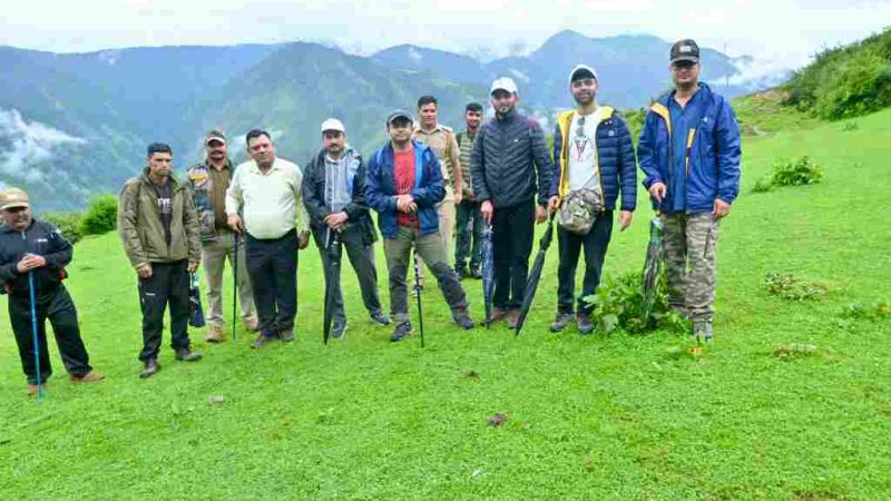 डीएम हिमांशु खुराना ने 16 किलोमीटर पैदल ट्रैकिंग करते हुए पर्यटक सुविधाओं का निरीक्षण किया