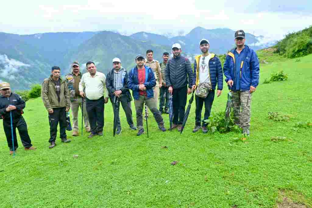 डीएम हिमांशु खुराना ने 16 किलोमीटर पैदल ट्रैकिंग करते हुए पर्यटक सुविधाओं का निरीक्षण किया