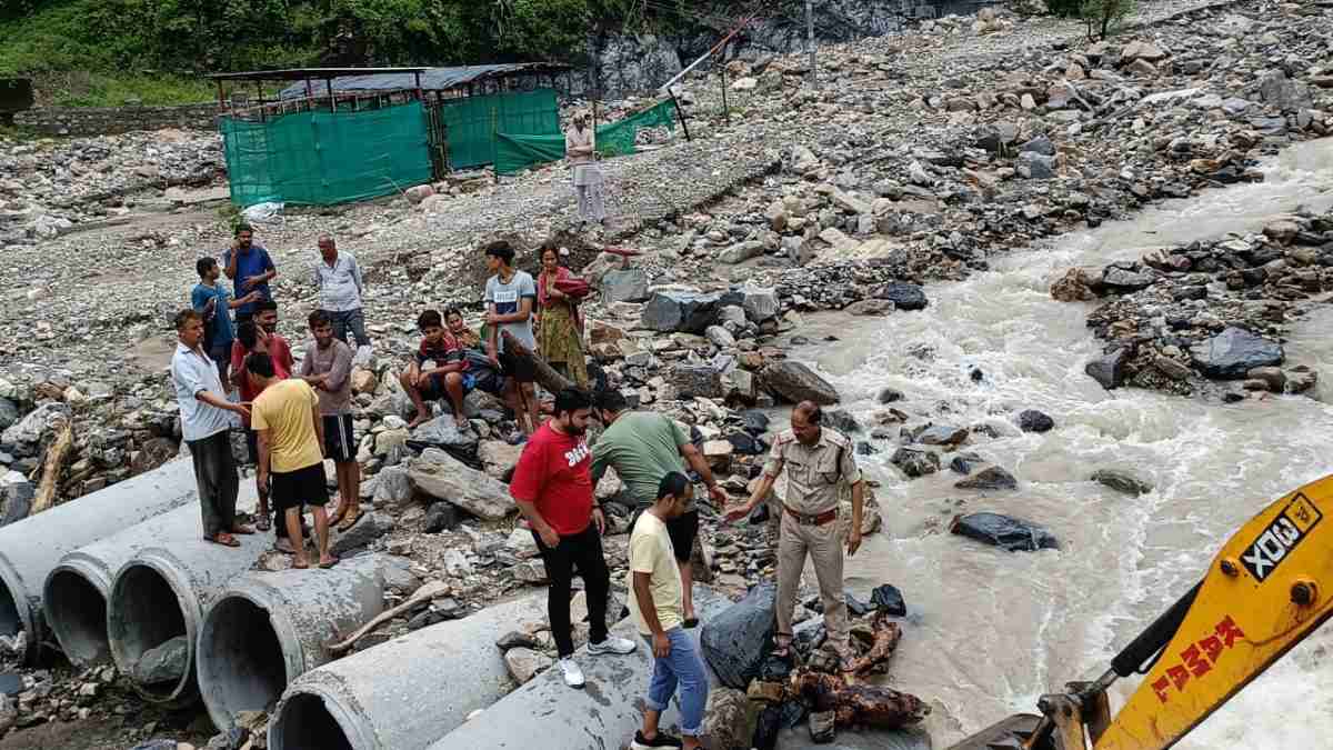 नदी के जलस्तर बढ़ने के कारण फंसे पर्यटकों (महिलाएं व बच्चों)को टिहरी पुलिस ने समय रहते किया रेस्क्यू