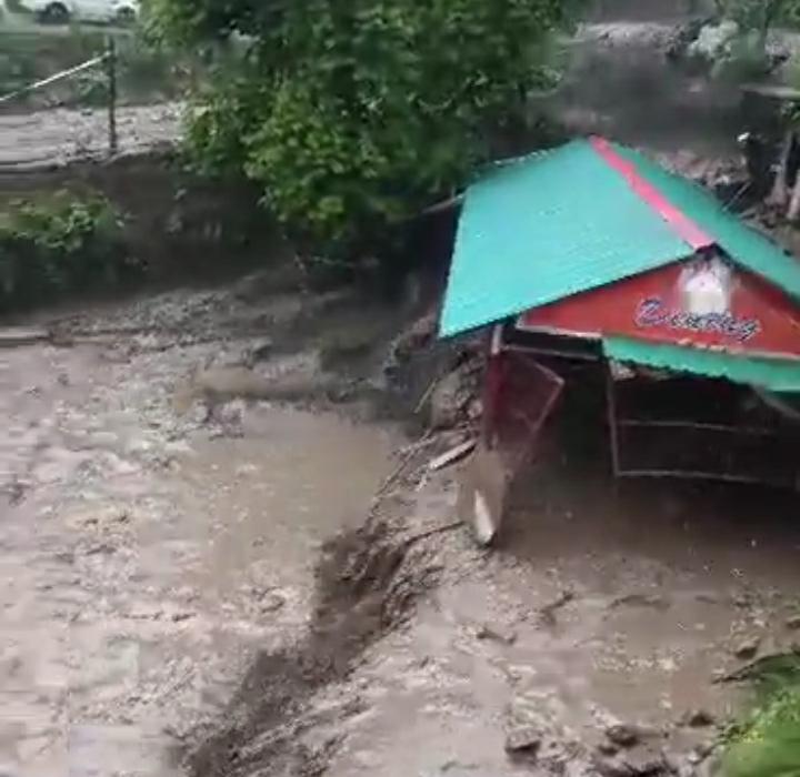 शिवपुरी में बरसाती नाला आने से कैंप बहने के साथ एक स्थानीय व्यक्ति बहने की सूचना