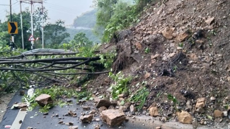 मार्ग अवरुद्ध होने के कारण विश्वविद्यालय परिसर में संपन्न की गयी परीक्षा