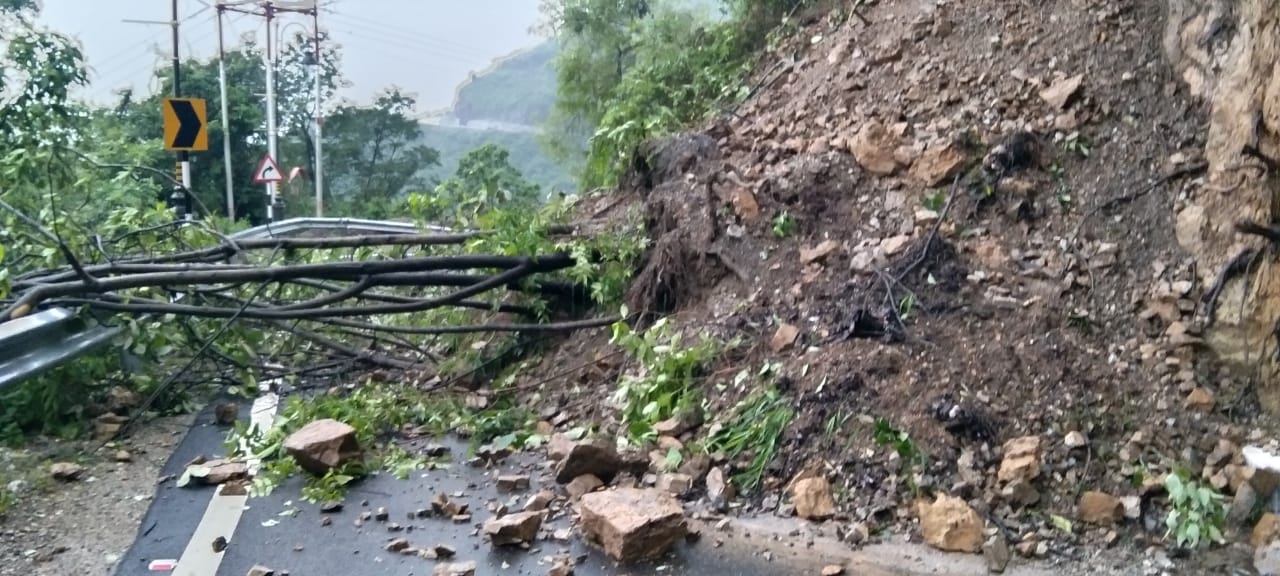 मार्ग अवरुद्ध होने के कारण विश्वविद्यालय परिसर में संपन्न की गयी परीक्षा