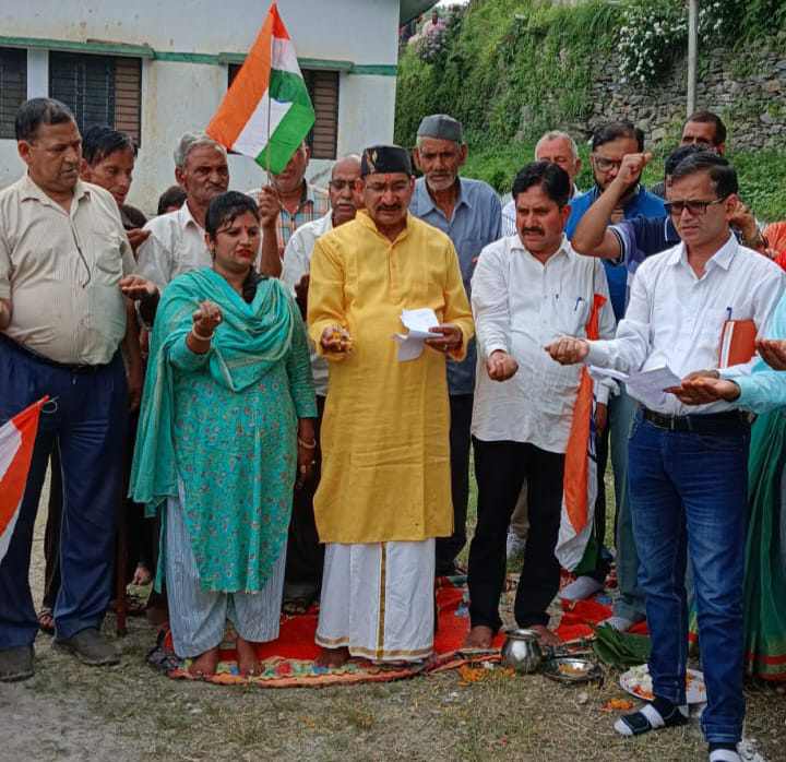 टिहरी विधायक किशोर उपाध्याय और ब्लॉक प्रमुख सुनीता देवी ने नवाकोट में आयोजित मेरी माटी मेरा देश अभियान में की शिरकत