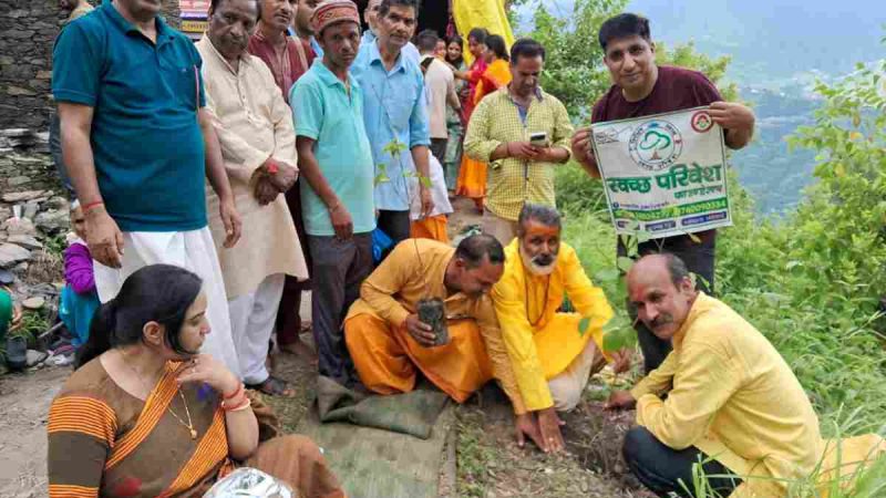 शिव महापुराण कथा के समापन पर ‘स्वच्छ परिवेश फाउण्डेशन’ ने किया वृक्षारोपण