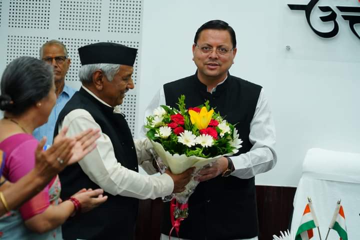 मुख्यमंत्री ने लोक गायक श्री नरेन्द्र सिंह नेगी के 75वें जन्म दिवस के अवसर पर उन्हें सम्मानित किया