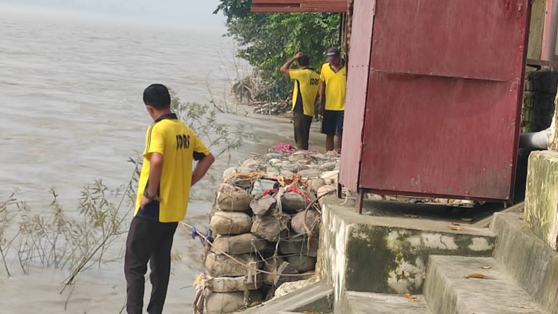 एक व्यक्ति के नदी में बहने की आशंका पर किया जा रहा सर्च