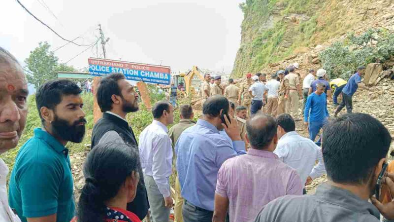 ब्रेकिंग न्यूज़: चम्बा थाने के पास लैंडस्लाइड, कुछ वाहनों के दबे होने की आशंका, 6 जेसीबी मौके पर