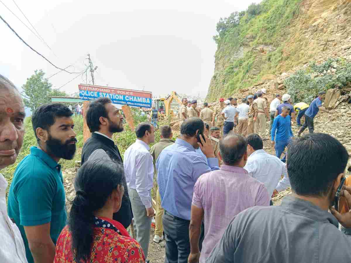 ब्रेकिंग न्यूज़: चम्बा थाने के पास लैंडस्लाइड, कुछ वाहनों के दबे होने की आशंका, 6 जेसीबी मौके पर