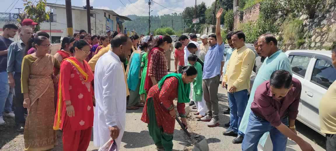 गड्ढा भरान का दूसरा चरण पूरा, तीसरे चरण में टीनशेड रोड़ के गड्ढे भरे जाएंगे-कुलदीप पंवार