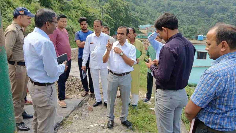 जिलाधिकारी मयूर दीक्षित ने एनएच-94 पर आपदा प्रभावित क्षेत्र बगड़धार, कुमारखेड़ा का स्थलीय निरीक्षण किया