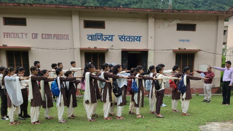 छात्र-छात्राओं को “हिमालय प्रतिज्ञा” दिलाई