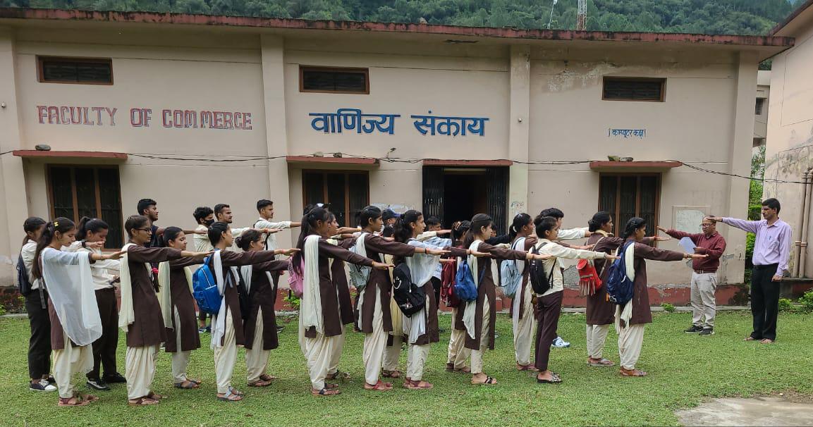 छात्र-छात्राओं को “हिमालय प्रतिज्ञा” दिलाई