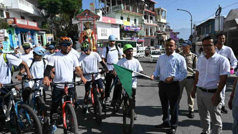 जिलाधिकारी मयूर दीक्षित ने माउंटेन बाइकिंग साईकिल रैली को हरी झण्डी दिखाकर रवाना किया
