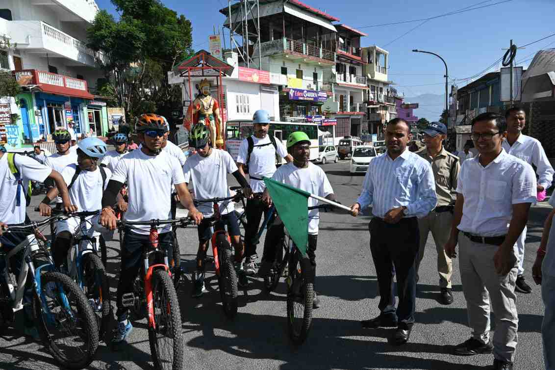 जिलाधिकारी मयूर दीक्षित ने माउंटेन बाइकिंग साईकिल रैली को हरी झण्डी दिखाकर रवाना किया