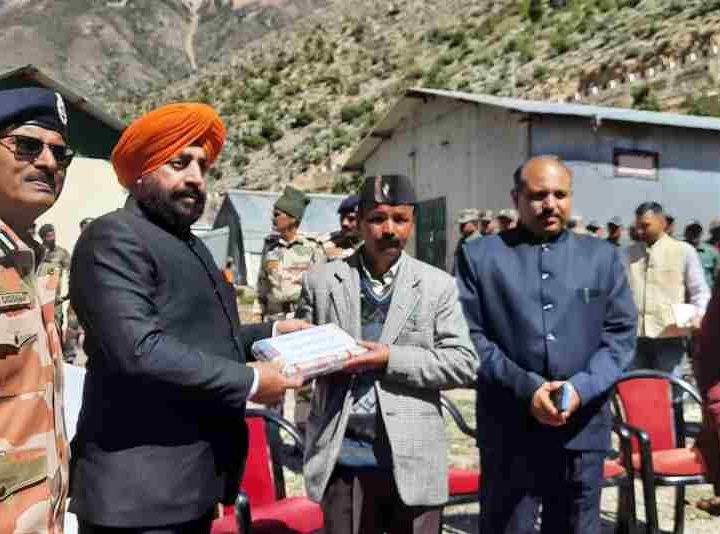 मा.राज्यपाल ने बद्रीनाथ में की पूजा अर्चना, देश और प्रदेश की सुख समृद्धि के लिए की प्रार्थना