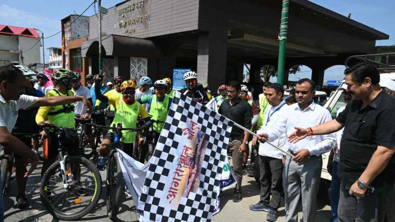 डीएम व पालिकाध्यक्ष ने माउंटेन बाइक रैली को हरी झंडी दिखाकर किया रवाना