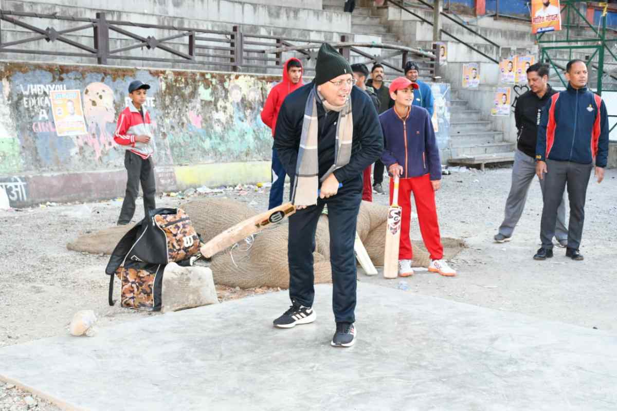 मुख्यमंत्री ने सैर के दौरान पर्यटकों संग ली चाय की चुस्की, बच्चों संग खेला क्रिकेट