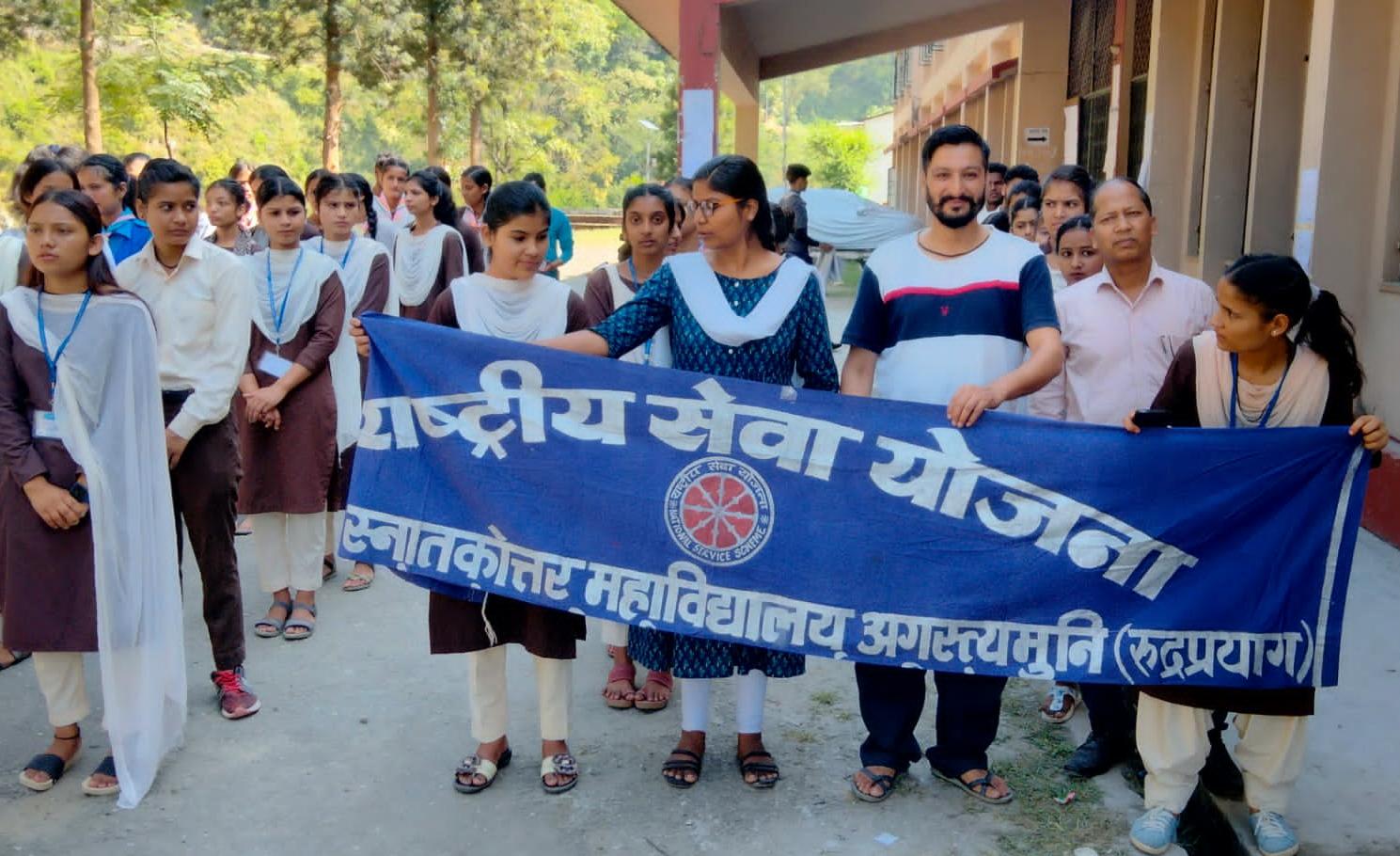 महाविद्यालय परिसर में स्वच्छता श्रमदान कार्यक्रम आयोजित किया गया