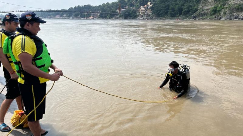 नहाते वक्त नदी की तेज धारा में बहा युवक