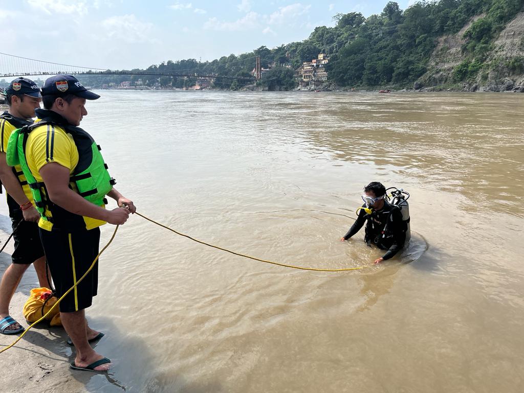 नहाते वक्त नदी की तेज धारा में बहा युवक